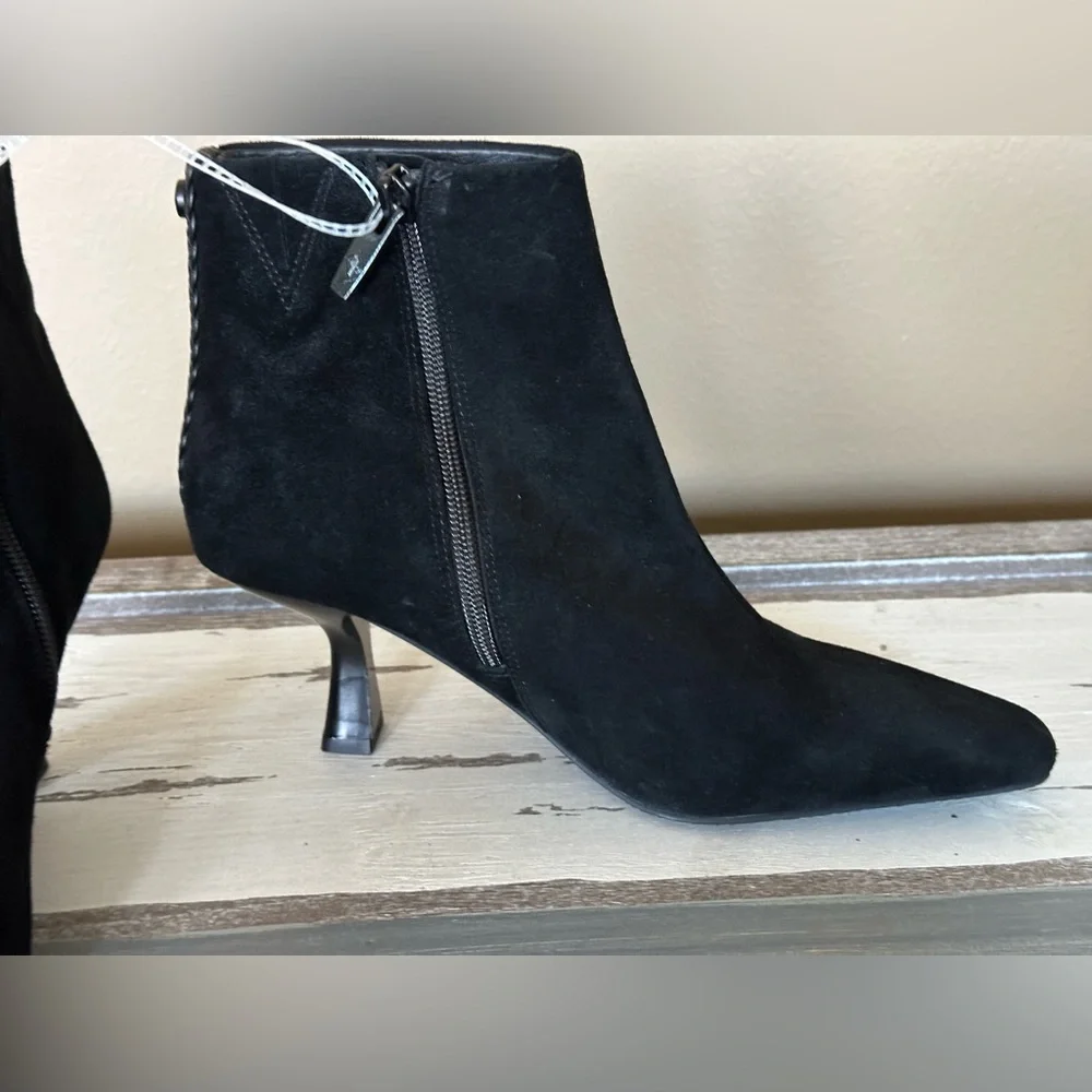 New w/ Imperfections - Donald Pliner Baltimor Suede Boots‎ - Size 6. Retail $250